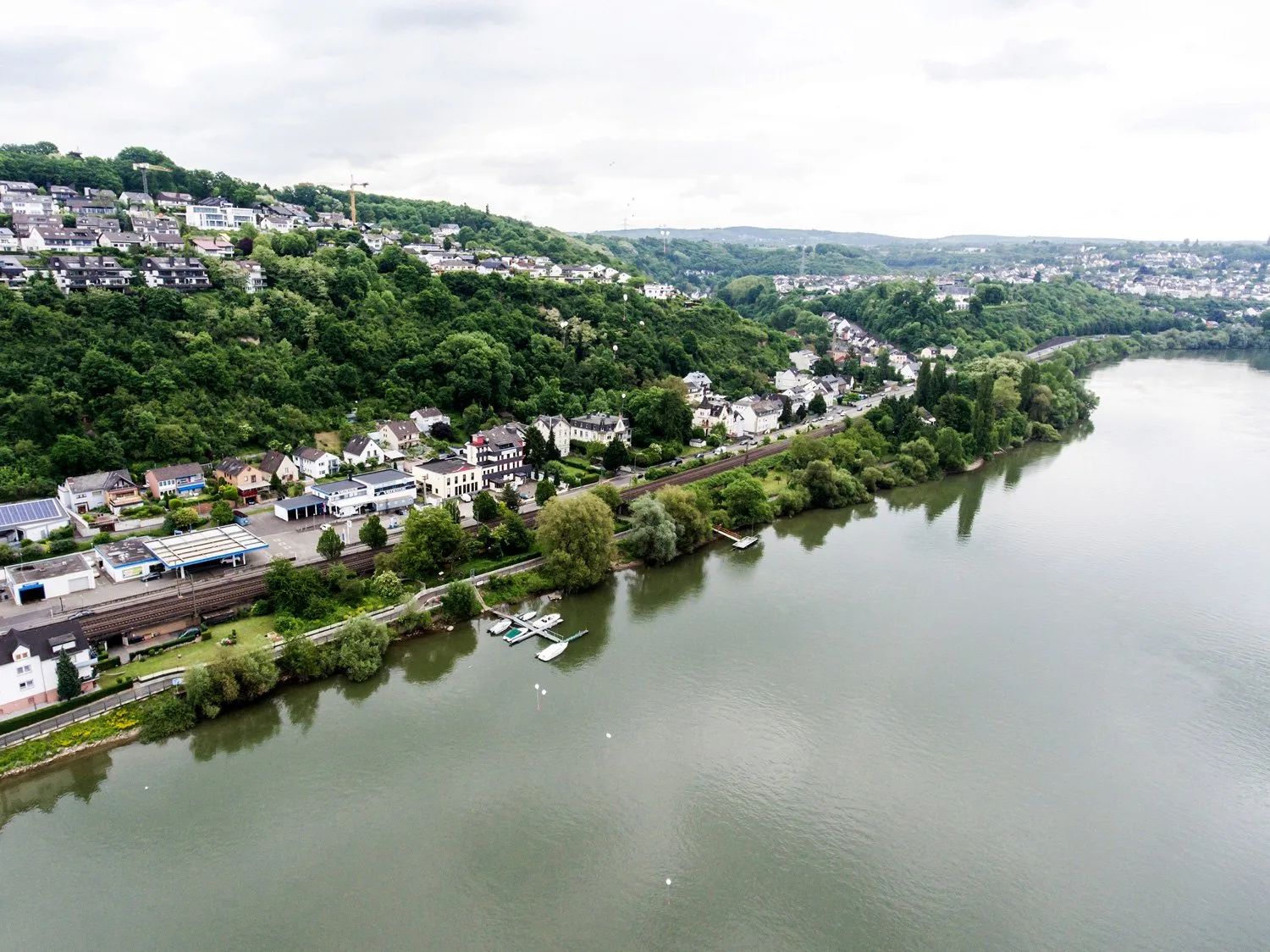 Vallendar am Rhein – Blick auf die Stadt und das Rheinufer
