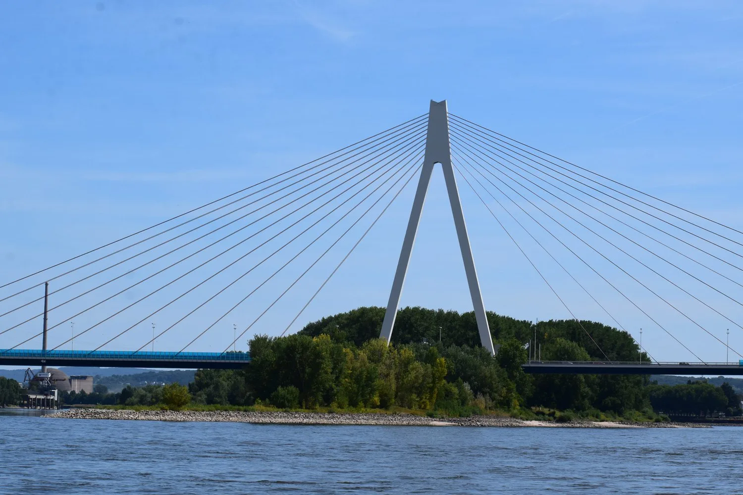 Raiffeisenbrücke zwischen Weißenthurm und Neuwied – Rheinblick mit Weißenthurmer Werth