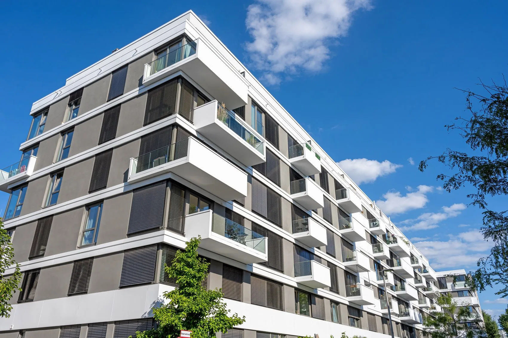 Mehrfamilienhaus verkaufen in Koblenz – modernes Wohnhaus mit Balkonen