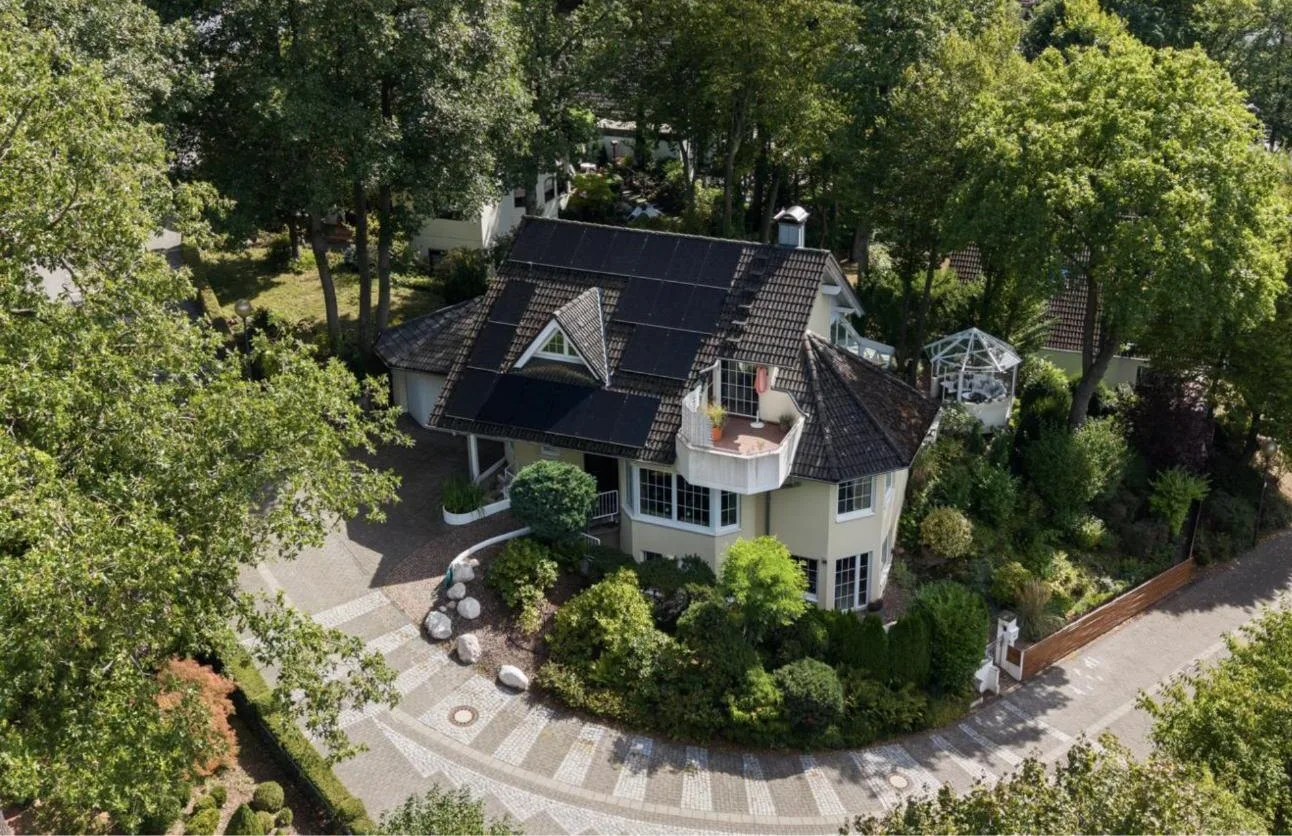 Wohnen im Grünen: Hochwertiges Einfamilienhaus mit Pool, Garten und Aussicht